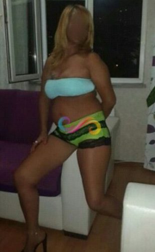 Arsız kendi yeri olan escort Müberra