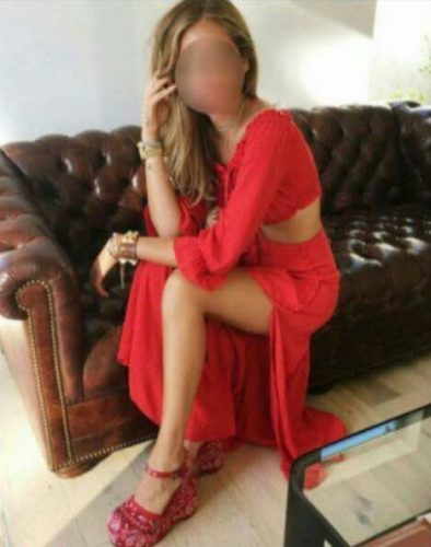 Arsız kendi yeri olan escort Müberra