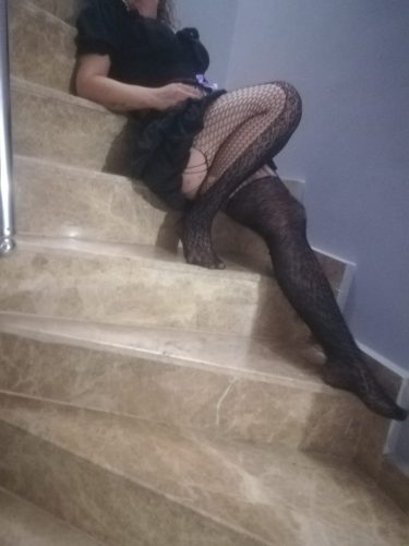 Benzersiz buğday tenli kadın Diler