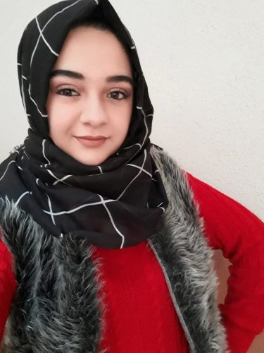 Cıvıl-cıvıl dans yapan Deste