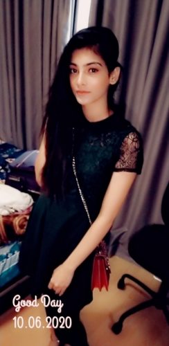 Neşeli sakso çeken bayan Rana