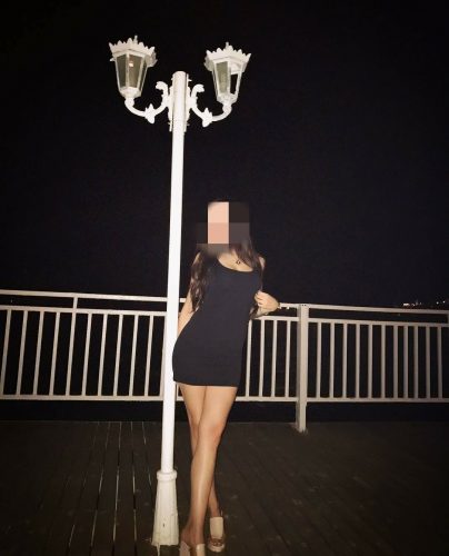 Olağanüstü kendi yeri olan hatun Gülten