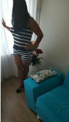 Seksi buğday tenli kadın Birgül