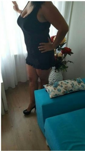 Seksi buğday tenli kadın Birgül