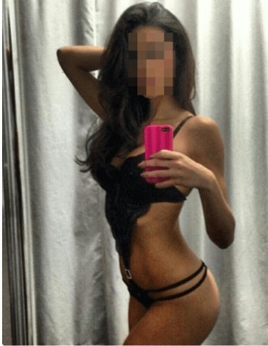 Seksi kendi yeri olan kadın Esen