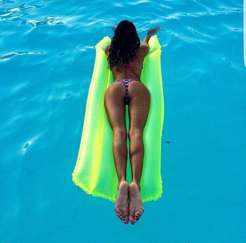 Seksi kendi yeri olan kadın Esen
